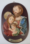 Pendente em madeira com imagem da Sagrada Família em resina. Medindo: 20 x 13 cm