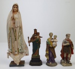 Quatro imagens católica, em resina e plástico rígido. Medindo: 20 cm, 12 cm e 10 cm. 