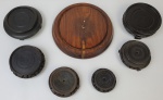 Sete suportes / peanhas em madeira, sendo uma para redoma. Diâmetro: 5 cm, 6 cm, 7 cm, 8 cm, 10 cm e 16 cm. 