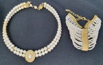 Bijuteria fina - Colar em perolas sintéticas e pulseira em missangas. Medindo: 12 cm e 20 cm. 
