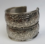 Bijuteria fina - Bracelete prateado, ricamente cinzelado. Medindo: 5,5 x 6 cm