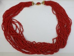Bijuteria fina - Colar em coral. Medida aberta: 60 cm.