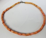 Bijuteria fina - Colar em coral. Medida aberta: 36 cm.