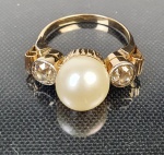 Anel em ouro 18 k com 2 brilhantes e uma perola. Aro: 13 / 14. Peso: 4.3g.