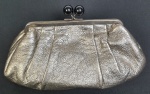 Clutch em couro legitimo na cor cinza metálica, forro em cetim. Medindo: 28 x 15 x 8 cm.