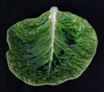 Petisqueira em porcelana portuguesa no formato de couve. Medindo: 4 x 20 x 22 cm. Apresenta um bicado.