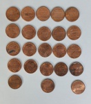 Numismática - Estados Unidos - 23 (Vinte e três) Moedas de One Cent de dois modelos diferentes.