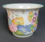 Vaso em porcelana, com decoração oriental de folha e flores, pintado à mão. Medindo: 21 x 27 cm.