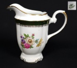 Real - Leiteira em porcelana na cor branca, decoração floral, listra verde com rico detalhes e bordas em ouro. Medindo: 15 x 16 cm. Apresenta imperceptível bicado.