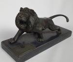 Escultura em Petit bronze, representando leão sobre base em granito, em homenagem ao presidente do Lions Club de Niterói, Afonso Sanchez, Datado de 25/06/1969. Medindo: 15 x 31 x 13 cm.