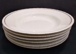 Vista Alegre - 6 (Seis) pratos fundos em porcelana portuguesa, bordas com fio de ouro. Medindo: 24,5 cm.