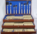 Faqueiro em cromo 18-10, composto de 12 facas para peixe, 12 garfos para peixe, 12 colheres para café, 12 colheres para chá, 12 facas para sobremesa, 12 garfos para sobremesa, 12 colheres para sobremesa, 12 colheres para sopa, 12 garfos de mesa, 12 facas de mesa e 10 peças para servir. Total de 130 peças acondicionados em estojo.