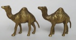 Miniatura - Duas esculturas em bronze, representando camelos. Medindo: 5 x 6 cm