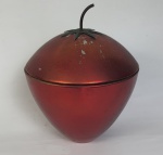 Vintage- Geleira em alumínio esmaltado na cor vermelha, interior com recipiente de metal. Medindo: 27 X 22 cm. Apresenta desgaste do esmalte.