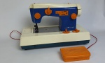 ESTRELA - Mini maquina de costurar, caixa original. Medindo: 20 X 30 X 16 cm. Funcionamento desconhecido.
