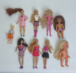 Seis  Barbie's, duas bonecas e um boneco. Medindo: 9 a 13 cm.