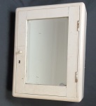 Antiga vitrine de farmácia em madeira patinada. Medindo: 11 X 40 X 31 cm.