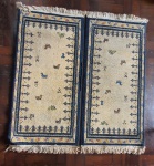 Dois tapetes. Medindo: 49 X 96 cm.