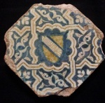 Antigo e raro azulejo persa século XVII /  XVIII, sextavada. Medindo: 18 x 18 cm.