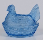 ESBERARD - Manteigueira de coleção, executada em vidrão, na tonalidade azul turquesa, representando galinha em seu ninho, com a pescoço virado. Dimensões: 12 x 13  x 10 cm. Apresenta batida seca.