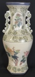 Grande vaso / ânfora em porcelana oriental com rica decoração floral. Medindo: 61 cm.
