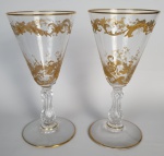SAINT LOUIS - Belíssimo par de taças em cristal francês ricamente decoradas com ouro em alto relevo e haste trabalhada. Medindo: 14 x 7 cm.