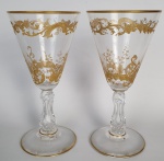 SAINT LOUIS - Belíssimo par de taças em cristal francês ricamente decoradas com ouro em alto relevo e haste trabalhada. Medindo: 14 x 7 cm.
