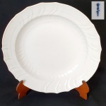 KPM - Medalhão em porcelana na cor branca, bordas com detalhes em alto relevo.. Medindo: 6 x 31 cm.