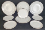 Renner - Nove pratos em porcelana, na cor branca com friso prateado, sendo 5 para sobremesa e 4 rasos. Medindo: 25 cm e 17 cm. 2 com bicado.