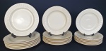 Conjunto de pratos em faiança inglesa na cor marfim, sendo: 6 pratos rasos, 6 fundos e 6 para sobremesa. Medindo: 26 cm, 4 x 23 cm e 21 cm. Um prato raso com fio de cabelo.
