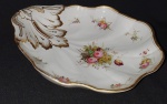 VIEUX PARIS - Petisqueira em porcelana europeia, no feitio de concha com rica decoração floral e detalhes em ouro. Medindo: 5 x 25 x 23 cm.