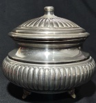 Bomboniere / biscoiteira em metal espessurado à prata com pés tripóides. Medindo: 16 x 19 cm.