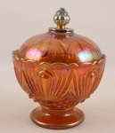 Compoteira em vidro Esberard, decoração Lágrima, dita Dona Antônia, em vidro antigo na cor fogo. Medindo 20 x 16 cm. Apresenta trincado na tampa.