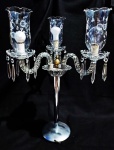 Luminária de três (3) braços em cristal e corpo de metal, com pingentes em cristal. Medindo: 62 x 39 cm.