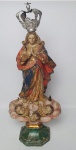 Arte Sacra - Imponente imagem em madeira entalhada e policromada, com olhos de vidro e grande coroa em prata,  representando Nossa Senhora da Conceição. Século XIX. Medindo: 33 cm e 8 x 7 cm