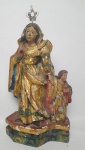 Arte Sacra - Imagem em madeira entalhada e policromada, com detalhes em ouro velho e olhos de vidro, representando a Virgem e o Menino. Acompanha delicada coroa em prata. Século XIX. Medindo: 26 cm e 3 x 3 cm.
