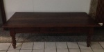 Mesa de centro em madeira nobre. Medindo: 152 x 71 x 42. Retirada na Gávea.