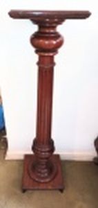 Coluna em madeira nobre, haste entalhada com caneluras e torneados, base e tampo quadrados. 110 x 30 x 30cm.