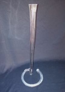 Solifleur em vidro translúcido tubular, base retorcida. Selo da Manufatura Luvidarte. Alt. 45cm.