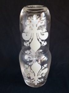 Verre d'Eau em vidro translúcido aplicado com figuras de flor-de-lis em transfer-printing. Composto de garrafa e copo. Alt. total 20cm.