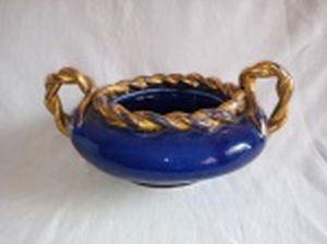 Centro de mesa bojudo, cerâmica vitrificada de azul cobalto, alças e borda moldados na forma de corda entrelaçada dourada. Craquelados na douração. 13 x 28 x 22cm.