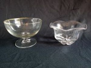 Duas petisqueiras em vidro moldado, uma com borda na forma de flor e outro bojudo na forma de taça. Alts. 8 e 10cm.