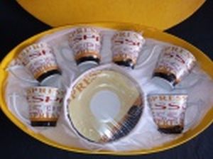 Seis xícaras para café com respectivos pires, porcelana branca decorada em marrom, vermelho e peto com inscrições "Espresso". Embalagem original e sem uso.