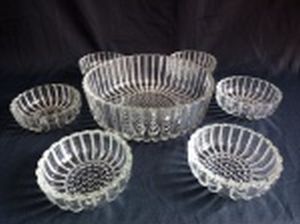 Bowl e 6 tigelas, vidro translúcido moldado em gomos, fundo decorado com bolas. Alt. 7,5 x Diam. 22 e Alt. 4 x diam. 11cm.