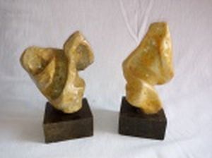 Duas esculturas: a) "Forma" esculpida em pedra sabão. Assinada. Alt. 18cm. b) "Vênus banhista" gesso patinado. Alt. 39cm.