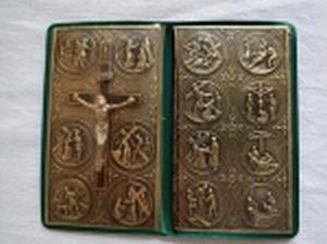 Duas placas de metal prateado moldadas com a "Via Crúcis" e aplicada em uma delas  a imagem de Cristo Crucificado. 10 x 5,5cm cada.