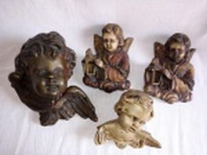 Quatro figuras de anjos, gesso patinado. No verso suportes para pendurar em parede ou oratório. Alts. 16 - 13 e 11cm.