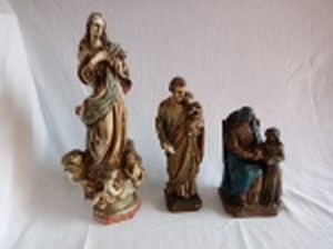 Três imagens em gesso policromado: Nossa Senhora da Conceição, São José com O Menino e Santana Mestra. Pequenos bicados. Alts. 35 - 26 e 20cm.