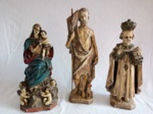 Três imagens em gesso policromado: São João Batista, Nossa Senhora com O Menino e Menino Jesus de Praga. Pequenos bicados e algumas faltas. Alts. 32 - 27 e 28cm.