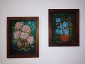 CYLA J. LOPES - "Vaso de flores" 2 pinturas à óleo sobre eucatex, 39 x 32 e 42 x 32,5cm. Uma delas assinada.